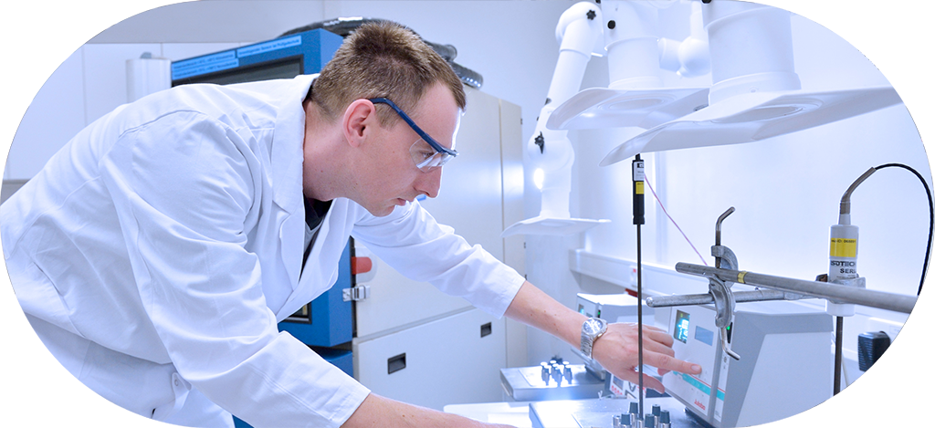 Messtechniker kalibriert Temperaturfühler im Thermodynamik-Labor